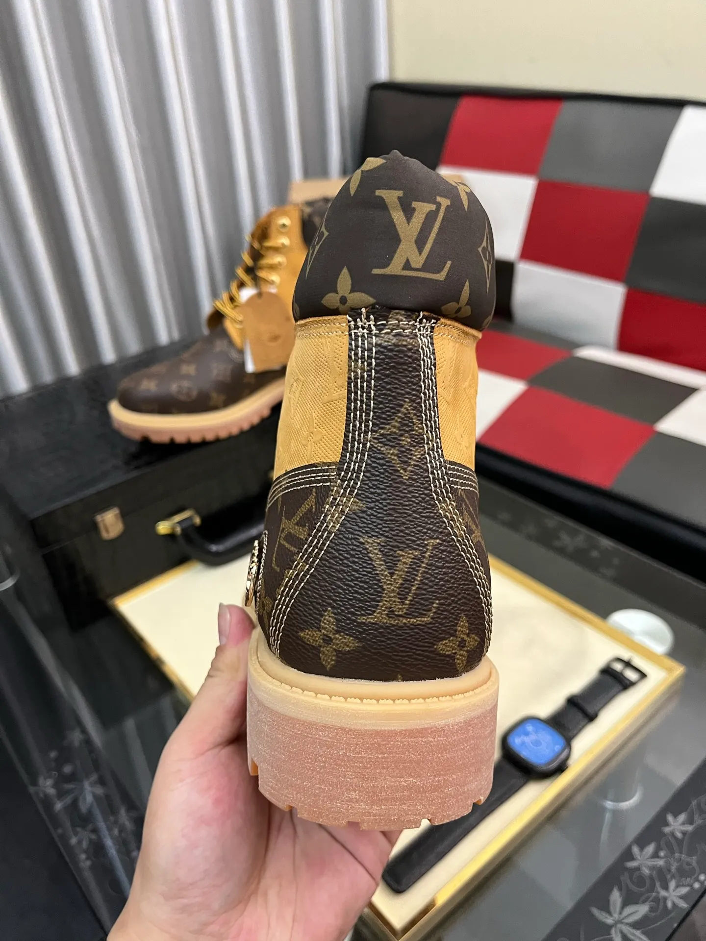 Ex-factory price: 458⌚️⌚️LV x Timberland Timberland joint model Presbyopia Embossed Rhubarb Boots Ankle Boots Short Boots LV x Timberland ankle boots are made of Monogram embossed waterproof nubuck cow leather, relying on the brand's exquisite craftsmanship to carefully reshape the classic Timberland 6-inch boot shape in Italy, with an eye-catching American workwear style. Created by Pharrell Williams 2025 autumn and winter menswear show. Monogram embossed tongue, original Timberland laces and outsole are exquisite details, and the leather label expresses the cooperation logo. Exquisite packaging at the delivery counter🛍📦 ▪️Material: Original customized imported first-layer cowhide ▪️Inner lining: Original customized leather lining/mesh lining ▪️Outsole: Original molded rubber material ▪️Sole thickness: 3.5CM ▪️Size: 38-44